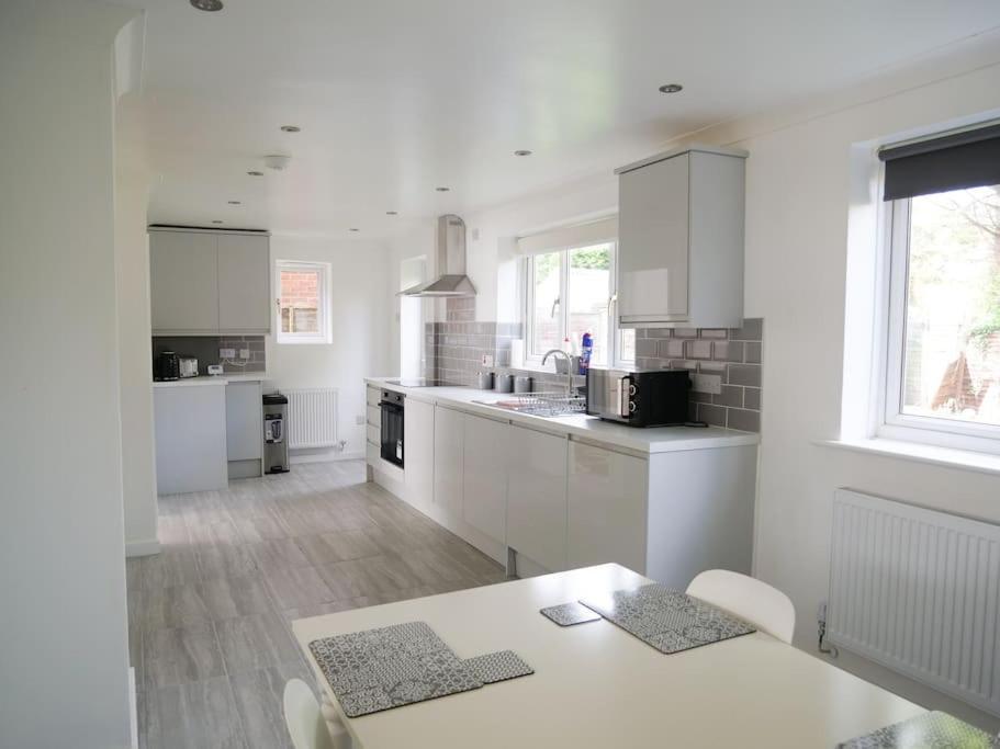 Cosy Four Bed Property With En-Suite Near To Nec Birmingham Airport And The City Exterior foto
